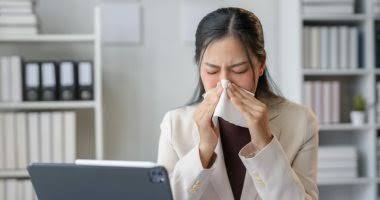 أوروبا تستعد لشتاء 2025 وسط مخاوف من انتشار فيروس الإنفلونزا AH3N2 وعودة الكمامة والعمل عن بُعد